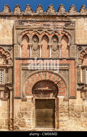 Porta sul lato della famosa Moschea cattedrale, Cordoba, Andalusia, l'Europa. Foto Stock