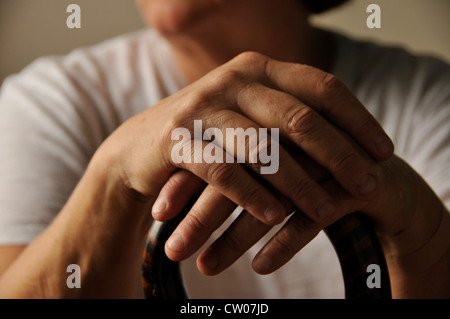 Un veicolo non assicurato senior paziente, chi è afflitto da malattie croniche, lotte per pagare le fatture mediche. Foto Stock