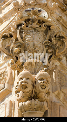 Il Barocco Palazzo Beneventano a Scicli, Sicilia, notoriamente ha grottesche facce intagliato intagliato sotto i suoi balconi ornati. Foto Stock