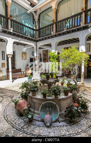 Fontana del cortile in tipico tradizionale edificio a Granada, Andalusia. Foto Stock