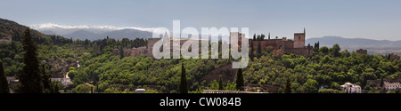 Alhambra di Granada, Andalusia. Splendida vista del famoso Palazzo con cime della Sierra Nevada in background. Foto Stock