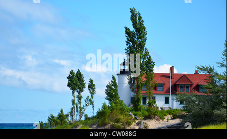 Pt. Betsie faro, il lago Michigan, con alberi e acqua Foto Stock