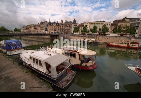 Verdun, Meuse, Francia. Luglio 2012. Verdun comune con il fiume Mosa e gli antichi resti della cittadella. Foto Stock