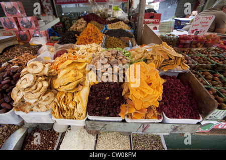 Frutta secca per la vendita nel mercato Carmel (Shuk Ha'Carmelo), Tel Aviv, Israele Foto Stock