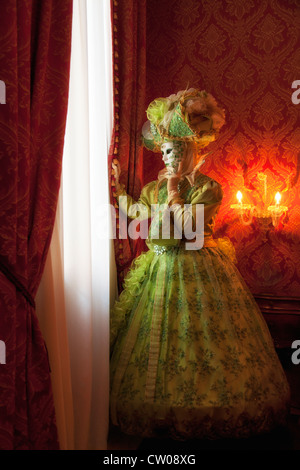 Il carnevale di Venezia a guardare fuori dalla finestra di hotel Foto Stock