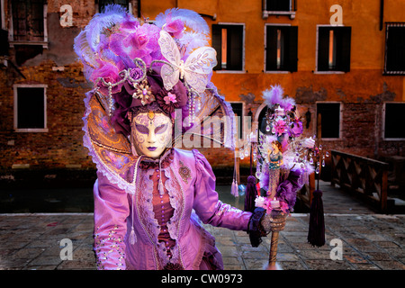 Viola costume di carnevale e maschera Foto Stock