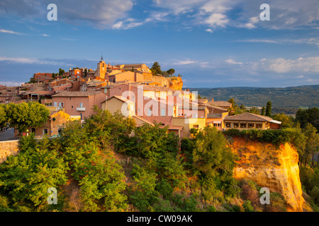 Sunrise vista sulla cittadina collinare di Roussillon nel Luberon, Provenza Francia Foto Stock