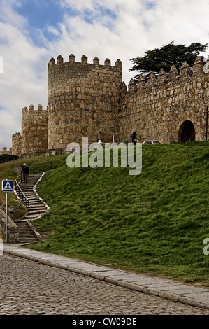 Esterno della cinta muraria medievale con le sue torri e merlature nella città di Avila, Castilla y León, Spagna, Europa Foto Stock