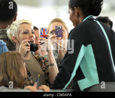 RAF MILDENHALL, Inghilterra -- prima signora Michelle Obama accoglie le famiglie militari degli Stati Uniti a RAF Mildenhall qui 29 luglio 2012. Le famiglie assegnate a RAF Mildenhall, RAF Lakenheath e alla 501esima ala di supporto al combattimento erano tra le famiglie con cui la prima donna si era incontrata prima della sua partenza. Obama si è fermato alla base come parte dell'iniziativa delle forze congiunenti. Mentre si trovava nel Regno Unito, la prima donna incontrò circa 1,000 bambini britannici e americani come parte della sua mossa Let's Move! E fu anche la delegazione presidenziale degli Stati Uniti per la cerimonia di apertura dei Giochi Olimpici del 2012. Foto Stock