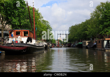 Linea Houseboats un canale di Amsterdam. Foto Stock
