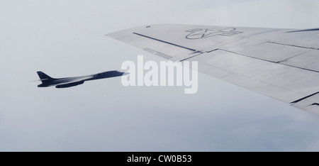 Un ballerino B-1B della 7esima ala della Bomba, la base dell'aeronautica di Dyess, Texas, siede alla punta dell'ala di un Stratotanker KC-135 assegnato alla 100a ala di rifornimento dell'aria 31 luglio 2012. La piattaforma ha una capacità di portata globale e può fornire un carico utile fino a 75,000 libbre. Foto Stock