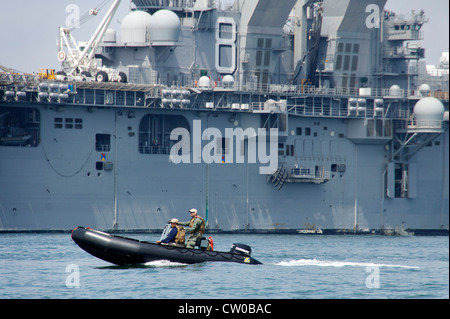 La nave d'assalto anfibia USS Makin Island (LHD 8) transita nella Baia di San Diego sulla sua strada per l'Oceano Pacifico per operazioni locali. Foto Stock