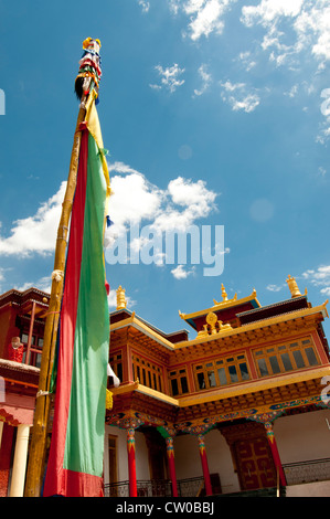 Preghiera bandiera pole e stucco e costruzione in legno a Stok Palace, Stok, Ladakh, India. Foto Stock