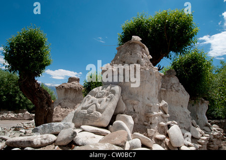 Un mucchio di liscia e pietre scolpite e decadenti chortons dal lato della strada in Stok, Ladakh, India. Foto Stock