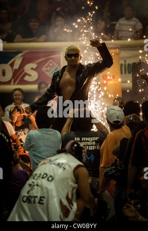 Wrestler messicano (Luchador) parlando a ventole con spavalderia. Foto Stock