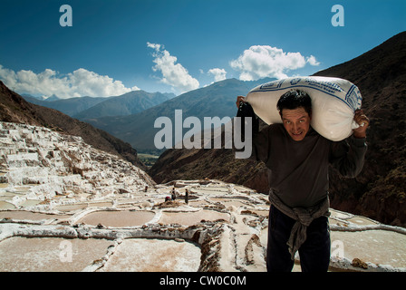 Lavoratore sale di data mining di Inca miniera di sale a Maras nella Valle di Urubamba, vicino a Cuzco in Valle Sacra, Perù Foto Stock