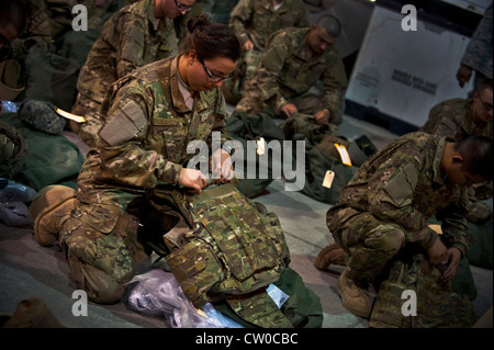 Airman 1. Classe Natalia Barahona assembla il suo gilet tattico vest durante la distribuzione di apparecchiature presso il Centro di Transito a Manas, Kirghizistan, Agosto 4, 2012. Il Centro di Transito di teatro Expeditionary Centro Distribuzione team è in grado di supportare fino a 500 personale transitoria un giorno. Barahona è un trasporto di aria artigiano distribuito al di fuori della base comune Harbor-Hickam perla ed è un nativo di San Francisco. Foto Stock