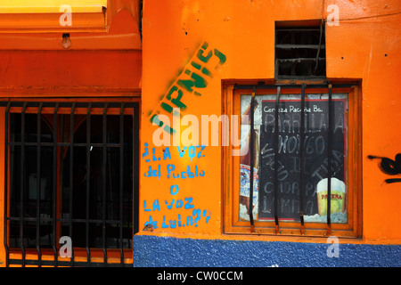 Graffiti protestando contro i progetti di costruzione di una strada attraverso il territorio indigeno e il Parco Nazionale TIPNIS, la Paz; Bolivia Foto Stock