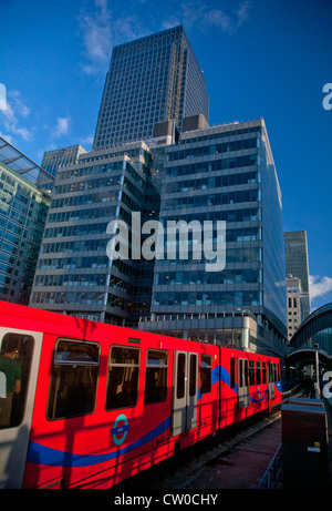 Vista del Canary Wharf grattacieli che mostra Docklands Light Railway treno Uscire West India Quay DLR station. Foto Stock