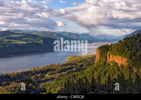 Luce della Sera bagna Oregon's Crown Point come una banda di docce passa al di sopra del Columbia River Gorge. Foto Stock