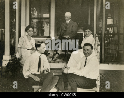 Circa 1910s fotografia, American Family seduti sulle loro portico anteriore, probabilmente il Massachusetts New England, STATI UNITI D'AMERICA. Foto Stock