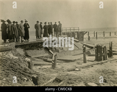 Circa 1910s fotografia, delle coste del New England tempesta invernale danno sulla spiaggia. Foto Stock