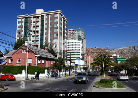 Vista su Avenida Ballivian, quartiere Calacoto, zona Sur, la Paz, Bolivia Foto Stock