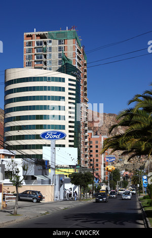 Esposizione di auto Ford e vista lungo Avenida Ballivian, quartiere Calacoto, zona Sur, la Paz, Bolivia Foto Stock