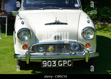 Sette Austin auto sul display nel Dorchester Borough giardini, Dorchester Dorset, England, Regno Unito Foto Stock