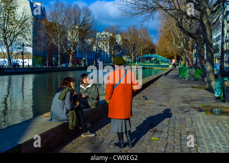 Parigi, Francia, Parisian Street Scene, turisti giapponesi che parlano con la donna locale, sul "Canal Saint Martin", autunno Foto Stock