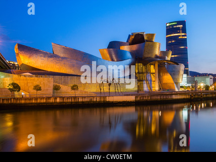 Museo Guggenheim con Iberdrola edificio a torre in background. Bilbao, Spagna Foto Stock