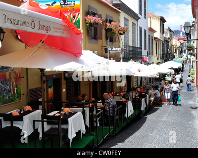 Portogallo - Madeira - Funchal zona velha - sulla Rue D Santa Maria - tipico del rinnovato stradine della città vecchia e ristoranti Foto Stock