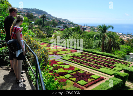 Portogallo - Madeira - nei giardini botanici sopra Funchal town - coppia giovane ammirando le variopinte patchwork biancheria da letto Foto Stock