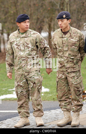 I colleghi di pagare i loro aspetti durante la cerimonia di rimpatrio per L/Cpl Gurung Gajbahadur dal Royal Gurkha Fucili a canna rigata Foto Stock