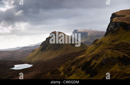 Tempesta avvicinando Trotternish Ridge, Isola di Skye, Scotland, Regno Unito Foto Stock