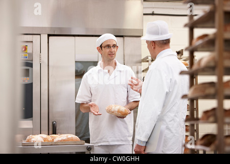 Ispettore sanitario con chef in cucina Foto Stock