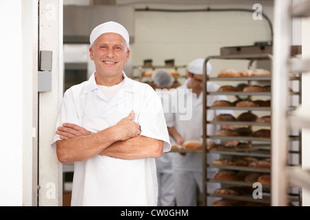 Lo Chef sorridente in cucina Foto Stock