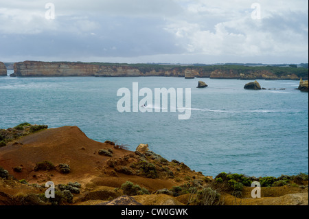 Vista sul mare vicino a dodici Apostoli Great Ocean Road con Jetskier sopraffatte da paesaggi sensazionali Extreme Jet Ski Foto Stock