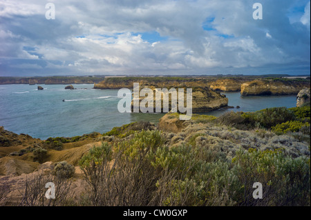 Vista sul mare vicino a dodici Apostoli Great Ocean Road con Jetskier sopraffatte da paesaggi sensazionali Extreme Jet Ski Foto Stock