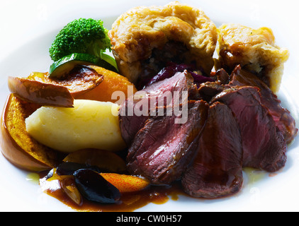 Piastra di arrosto di carne di cervo con budino di carni bovine Foto Stock