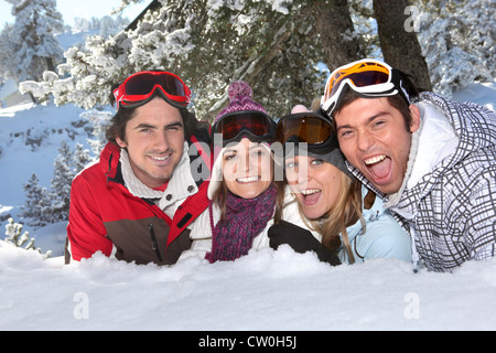 Quattro amici che stabilisce nella neve Foto Stock