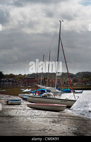 Barche essiccata a blakeney norfolk Inghilterra Foto Stock