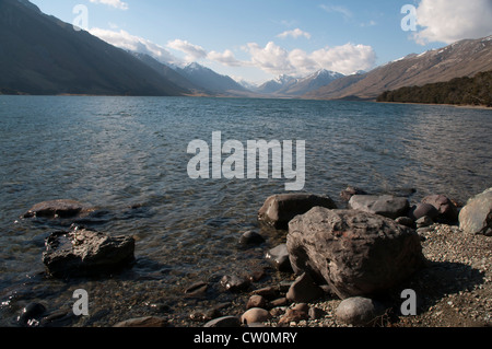 In splendido isolamento Mavora Laghi Specchio Alpi del Sud della Nuova Zelanda. Parti del "Signore degli Anelli" sono state prodotte qui. Foto Stock