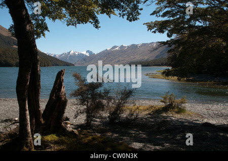 In splendido isolamento Mavora Laghi Specchio Alpi del Sud della Nuova Zelanda. Parti del "Signore degli Anelli" sono state prodotte qui. Foto Stock