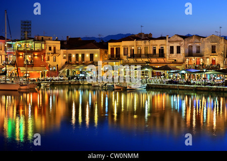 Il vecchio porto veneziano della città di Rethymno intorno al 'blu' ora. Isola di Creta, Grecia. Foto Stock