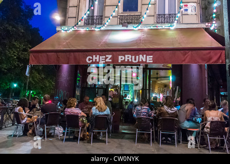 Parigi, caffè, Francia, pubblico di giovani, donne che si rilassano sulla terrazza, all'esterno, 'Chez Prune' nell'area Canal Saint Martin, caffetteria, marciapiede, caffè francese scena di strada esterna notte Foto Stock