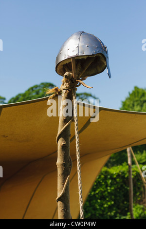 Replica medievale precoce casco su un post. St Albans, Regno Unito. Maggio 2012 Foto Stock