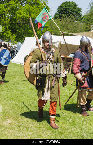 Uomo replica in costume medievale durante il Viking / anglosassone rievocazione storica. St Albans, Regno Unito. Maggio 2012 Foto Stock