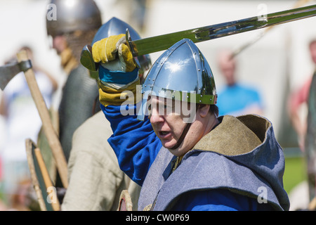 Uomo replica in costume medievale durante il Viking / anglosassone rievocazione storica. St Albans, Regno Unito. Maggio 2012 Foto Stock