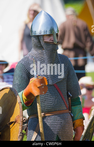 Uomo replica in costume medievale durante il Viking / anglosassone rievocazione storica. St Albans, Regno Unito. Maggio 2012 Foto Stock